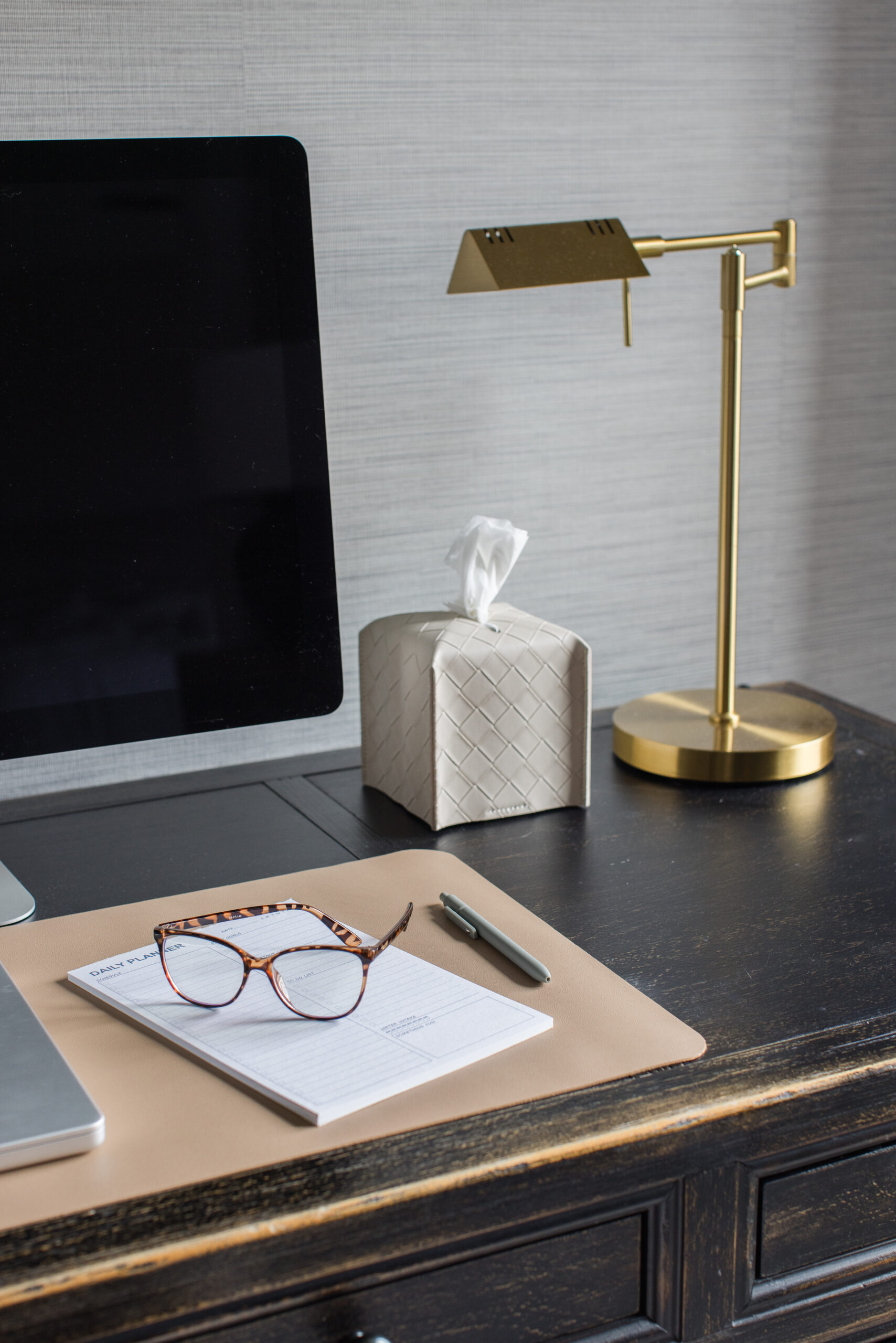 setting and achieving goals this new year home office organization | #setting #achieving #goals #home #homeoffice #organization #desktop #accessories #desk #officechair #lighting #lamp #deskpad #planner #tissueboxcover